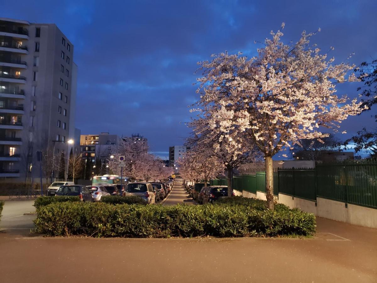 Disponible - Appartement Entier - 10Mn Rer B Aeroport Cdg - Paris Gare Du Nord, T11 Express, Le Bourget, Tout Equipe, Netflix Gratuit, 3 Personnes, 4Eme Etage, Escaliers, Parc Des Expositions, Parking Rue Gratuit Apres 19H Drancy Eksteriør billede